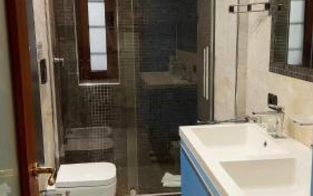 Stylish Boutique Apartment-City Center