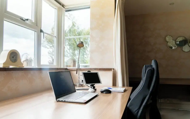 Superb 4BD Stay in Wyton and Houghton Village