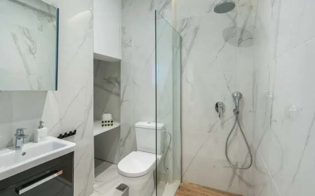 De Minimis - a Chic 3BR Downtown Apartment