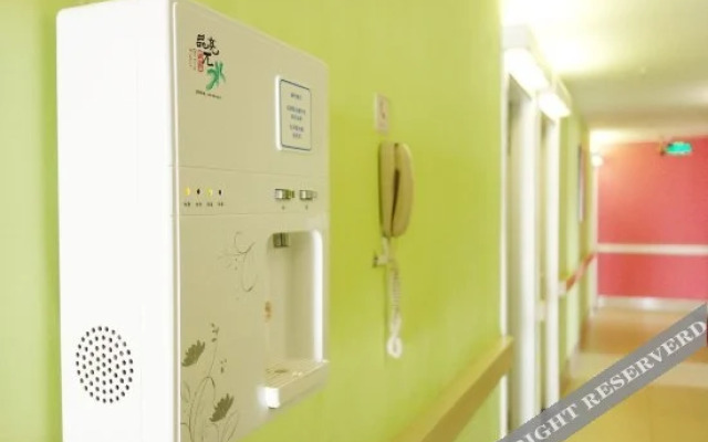 Yibai Chain Hotel (Shanghai Fengxian Renmin Road)