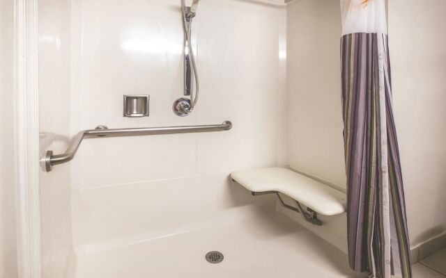 La Quinta Inn by Wyndham Waldorf