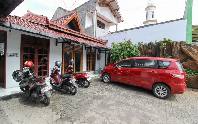 RedDoorz Plus near Alun Alun Selatan