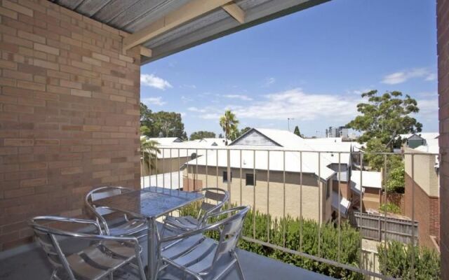 Burswood Lodge Motel Apartments