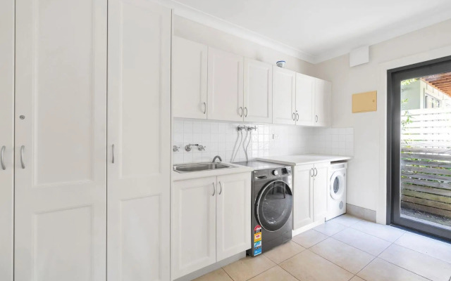 Elouera at Greenfields Beach 4pm Check Out Sundays