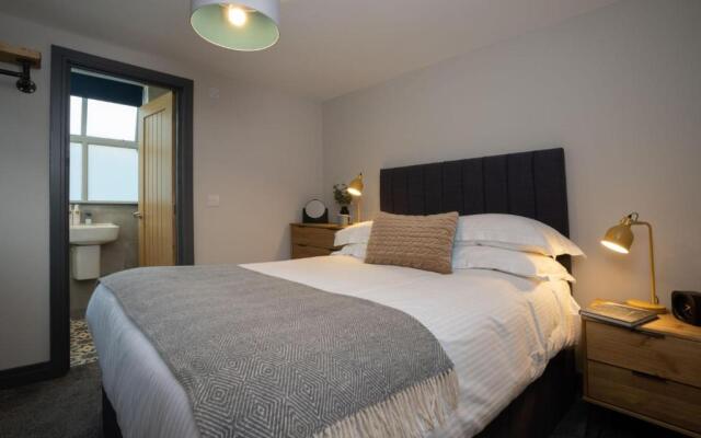 Spacious - Contemporary 2BR Apartment - Central Ambleside - Parking