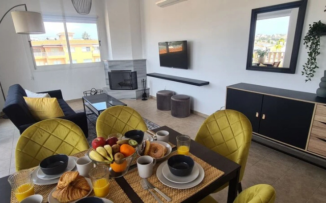 Phaedrus Living: Cityview Luxury Flat Walnut Grove 304