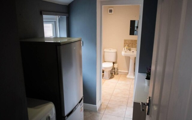 Stay Comfortable-close to City Centre-4 Bed House!