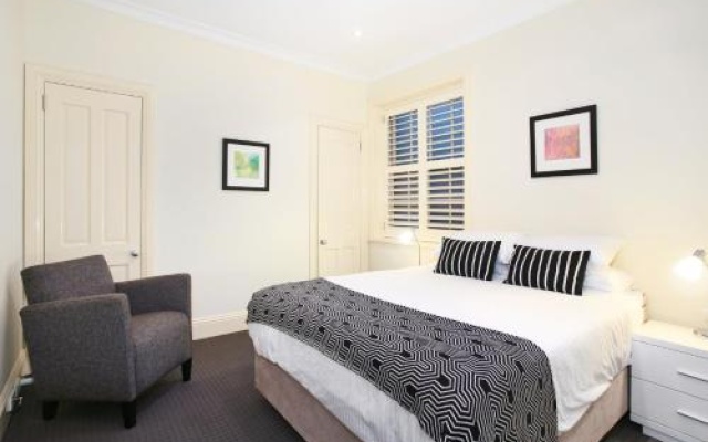 Art Deco in the Cul-de-Sac - Spacious Executive 1BR Potts Point Apartment in Quiet Cul-de-Sac – Guest Rooms – Sydney