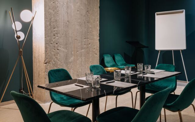 Skylark, Aluma Hotel & Resort