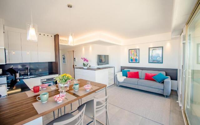 High Standing with Incredible Old Antibes and Sea views