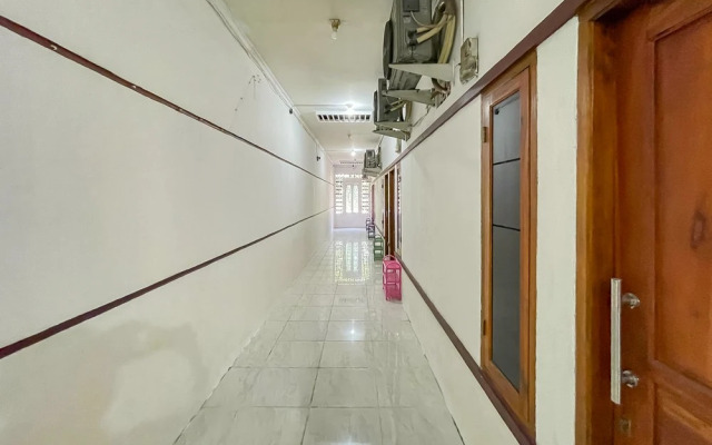 RedDoorz near Karawang Central Plaza