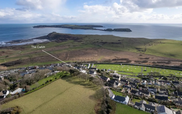 The Cwtch Apartment - Sea Views Walk to Beach