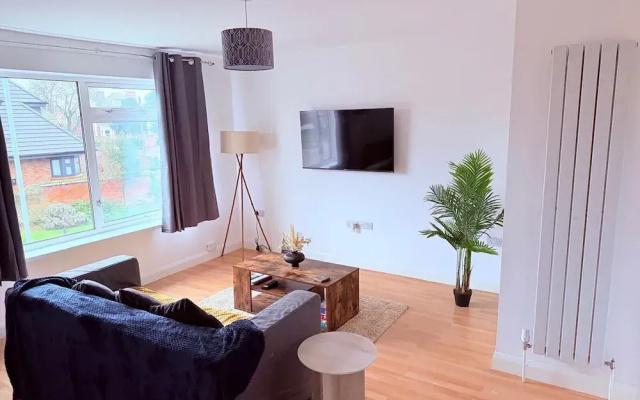 Cosy 2 Bedroom Apartment by Airport & Town Centre