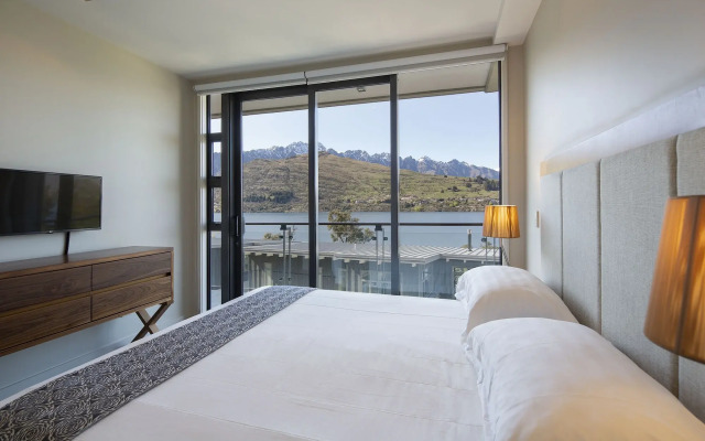 The Rees Hotel, Luxury Apartments & Lakeside Residences