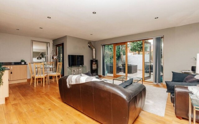 The Herringbone - 3 Bed With Parking Pet Friendly