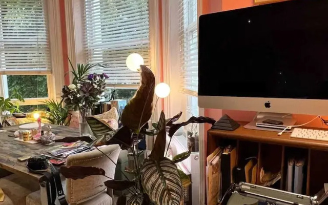 Colourful and Stylish 1 Bedroom Flat in Kensington