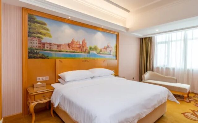 Vienna Hotel (Huizhou Zhongkai High-speed Railway Station Green Fairy Tale Branch)