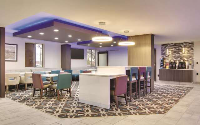 La Quinta Inn & Suites by Wyndham Cleveland Airport West