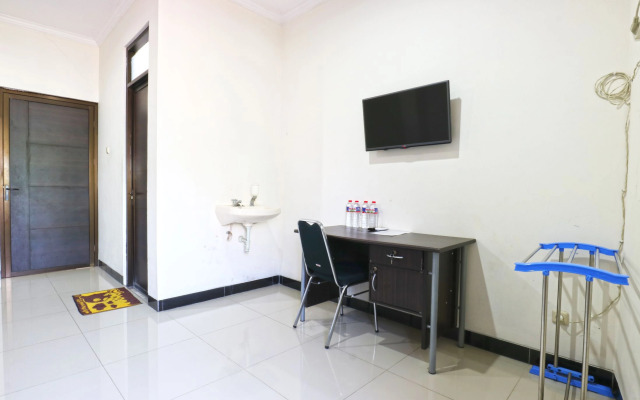 Saloka Guest House by ZUZU