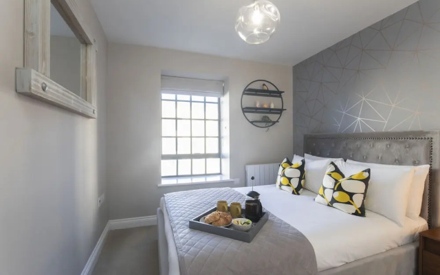 Elliot Oliver - Modern 2 Bedroom Town Centre Apartment