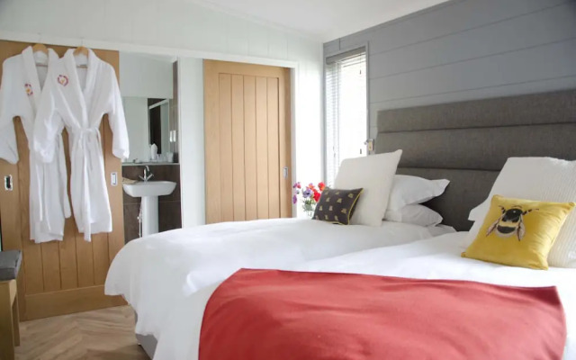 Hollicarrs - Honeycomb Lodge