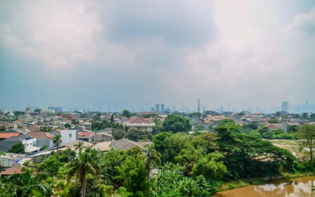 Nice And Warm 1Br At Belmont Residence Puri Apartment