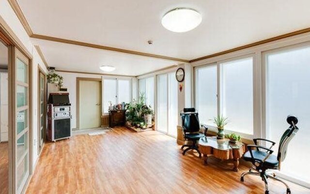 Kkeomeokda-ri Pension