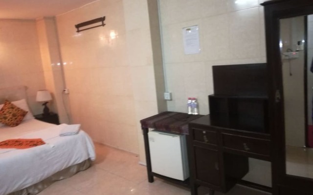 Ruchi India Restaurant & Guesthouse - Hostel