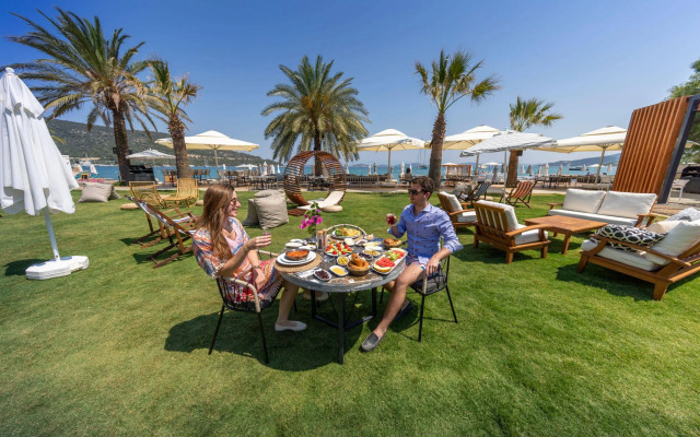 Moyo Beach Hotel