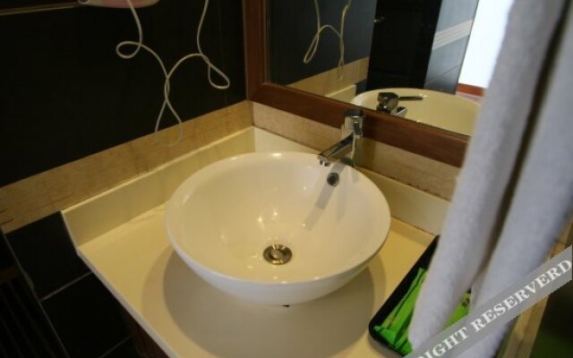 Yipeng Hotel