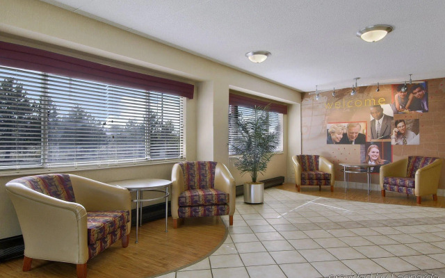 Super 8 by Wyndham Deerfield/Northbrook