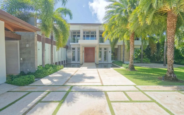 Modern Villa With Ocean View and Service Staff