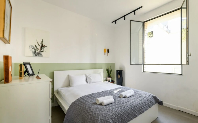 Artistic 2BD Apt w Balcony on Montefiore