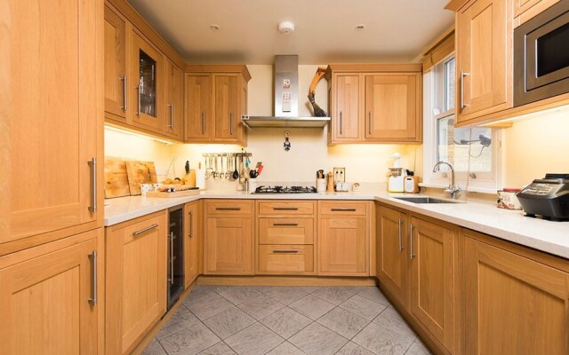 Spacious, Comfortable 2BR Fulham Maisonette