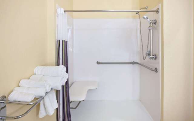 La Quinta Inn & Suites by Wyndham Pasadena North