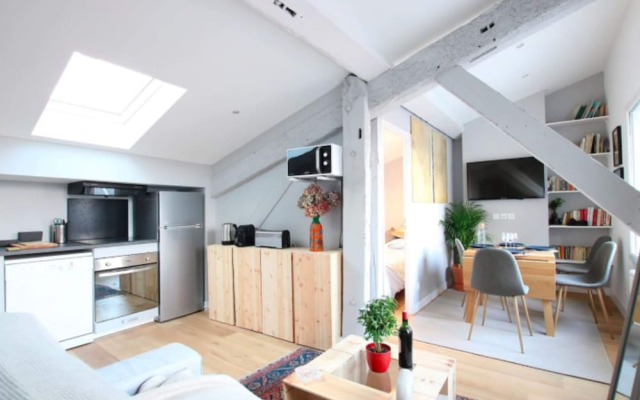 Comfy Attic Apartment Near Grand Théâtre