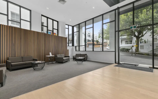 Chic 2BR Pool & Gym - Steps to Ponsonby