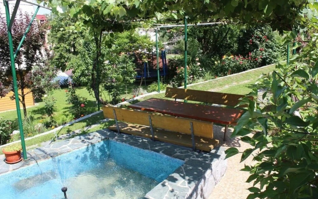 Chalet Garden 2