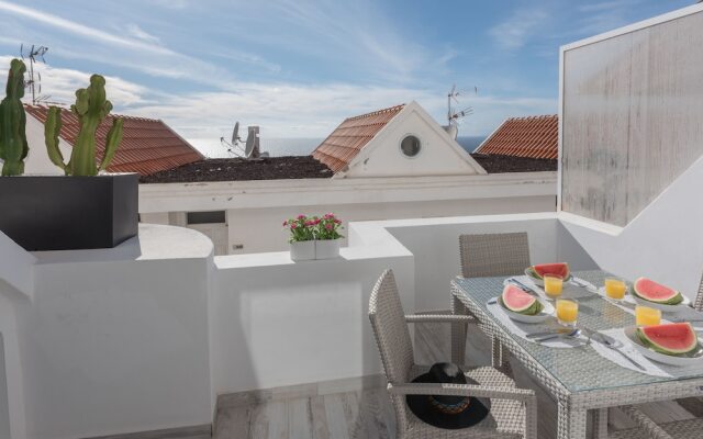 Tidy Apartment, Small Terrace and Air Conditioning