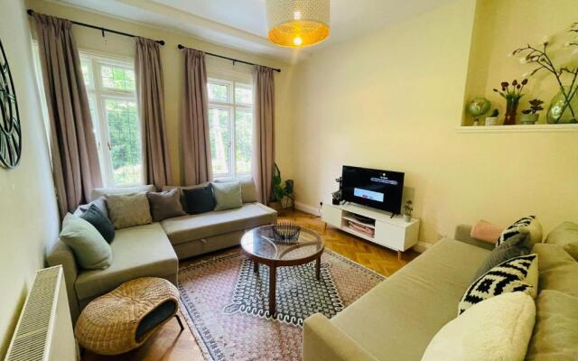 NomiHomes-Otis House-Free Parking x 2-Central -10ppl