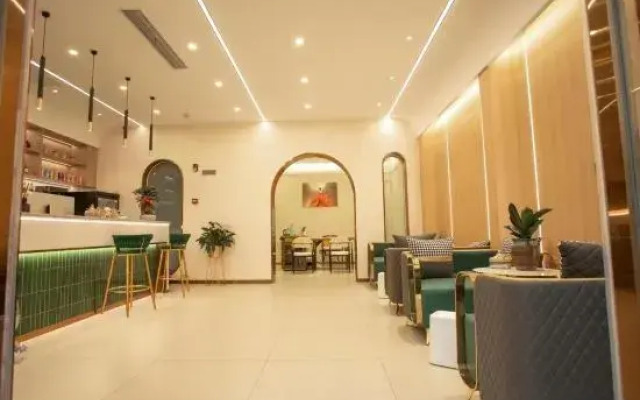 Gangsha Hotel (Wuhan Caidian Economic Development Zone Zhashan Square Branch)