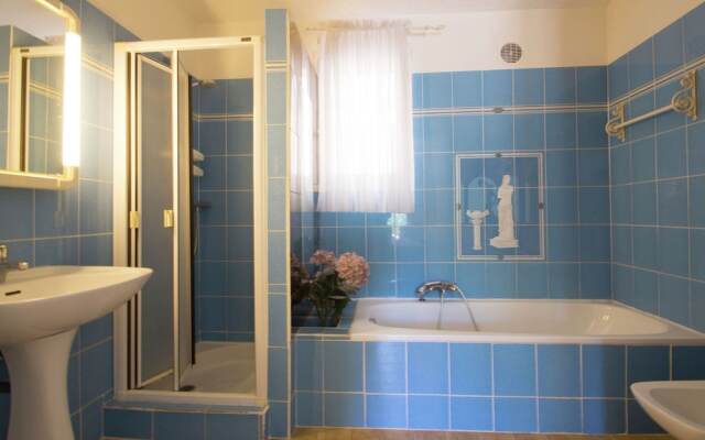 Lavish Villa in Mouans-sartoux With Sauna