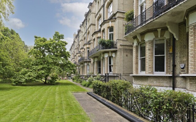 immaculate two bedroom apartment in chelsea by underthedoormat