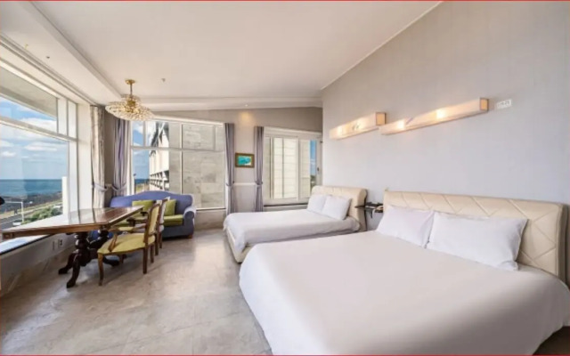 Hotel White House