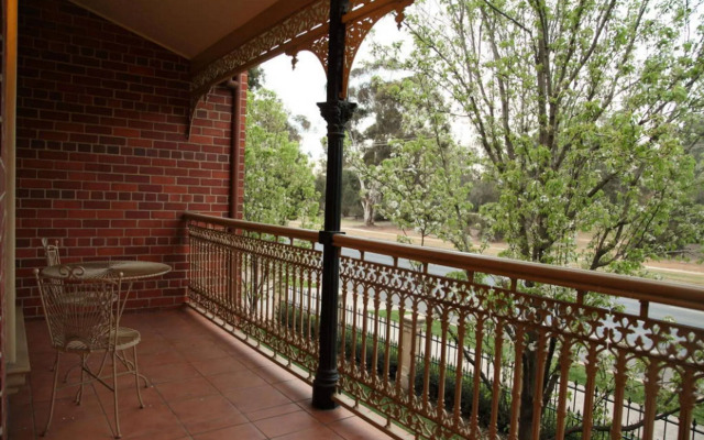 Carlyle Suites & Apartments