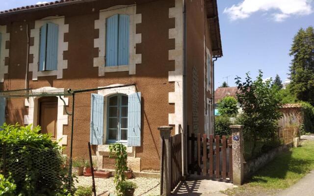 Cute 1-bed cottage with view across park.