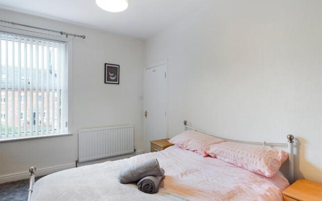 Cheerful 3 bedroom home with free parking and WIFI