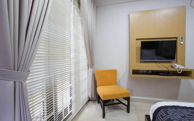 RedDoorz Plus near Pondok Indah Mall