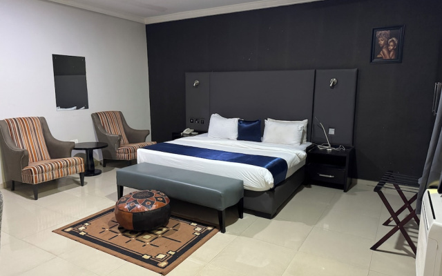 Monarchs Luxury Palace Hotel