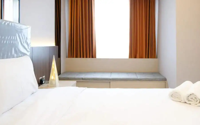 Luxurious Studio With Long Golf View At Grand Sungkono Lagoon Apartment – Guest Rooms – Surabaya